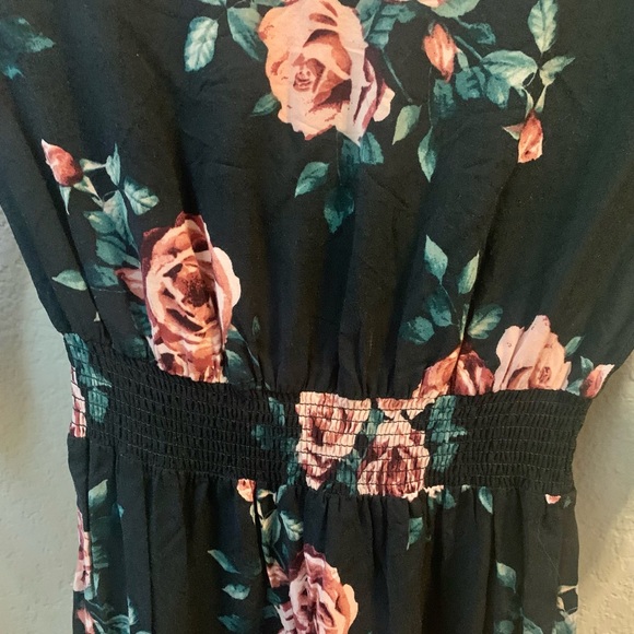 Forever 21 floral dress size small. Worn a few times. - Picture 4 of 4